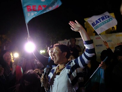 Beatriz Sánchez rodeada de entusiastas seguidores