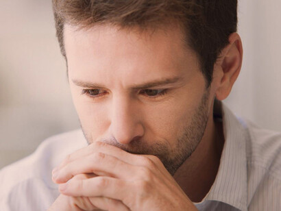 Hombre sufriendo un episodio de ansiedad