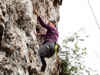 La escalada es un desafío vertical que demanda precisión, fuerza y equilibrio