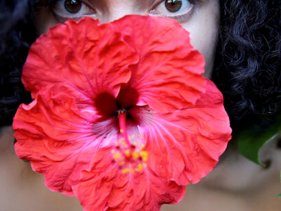 Angela Tiatia, Hibiscus rosa sinensis (video still), 2010. Courtesy of Art Gallery of NSW