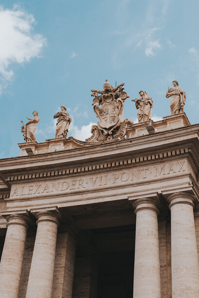 Fachada da Basília de São Pedro, na cidade-estado do Vaticano, Itália, e as estátuas dos apóstolos sob o monumento