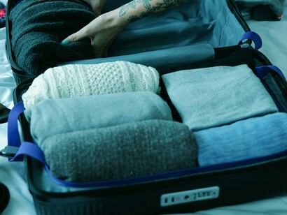 Mulher arruma mala para viagem. Todas as experiências que tive até o momento, sem exceção, seja emprestando ou indo para a casa de outras pessoas foram muito positivas