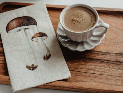 Uma chávena de café acompanhada por um guardanapo decorado compõe a cena simples e familiar dos cafés diários. Nos detalhes aparentemente banais, escondem-se hábitos e símbolos que raramente paramos para observar
