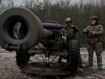 Artilleros ucranianos se preparan para disparar un obús L119 hacia posiciones rusas en una línea del frente en la región de Lugansk el 16 de enero de 2023