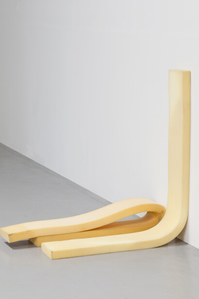 Bettina Buck, Two girls looking, 2009, foam, cm.103x50x105, Courtesy the artist and P420, Bologna