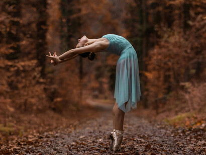 La danse comme une expression pure de l'âme, s'élevant et s'abandonnant au rythme d'une énergie invisible