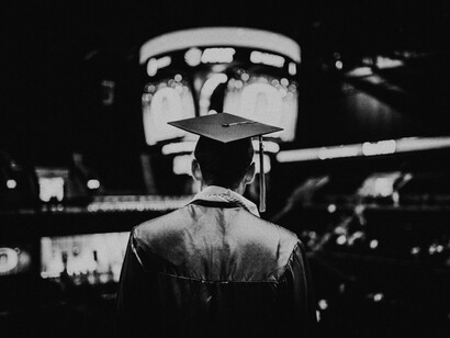 Los dos puntos son incompatibles con la presencia de «(tales) como»