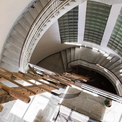 Agujero de gusano, 2016, scala, utensili, 130 x 31 x 5 cm, 2016, ladder, tools, 130 x 31 x 5 cm
Courtesy: the artist and GALLERIA CONTINUA, San Gimignano / Beijing / Les Moulins / Habana
Photo by: Paola Martinez Fiterre, Veduta della mostra Nido sin Árbol, 2016 / UNAICC Unión Nacional de Arquitectos e Ingenieros de la Construcción de Cuba. Exhibition view  Nido sin Árbol, 2016 / UNAICC Unión Nacional de Arquitectos e Ingenieros de la Construcción de Cuba
