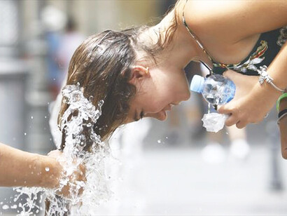 Mujer se refresca con agua. Las olas de calor se volverán más frecuentes y de mayor intensidad, tal y como nos lo han venido anunciando los científicos