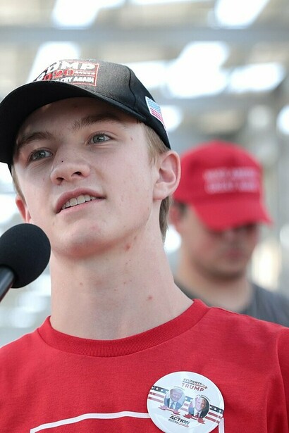 Miembro del grupo "Estudiantes a favor de Trump" durante un evento en Phoenix, Arizona, Estados Unidos