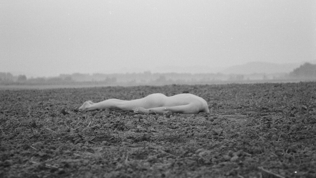 Edgar Honetschläger, aus der serie Sensing soil, 1989. Mit freundlicher genehmigung des Nordico Stadtmuseum