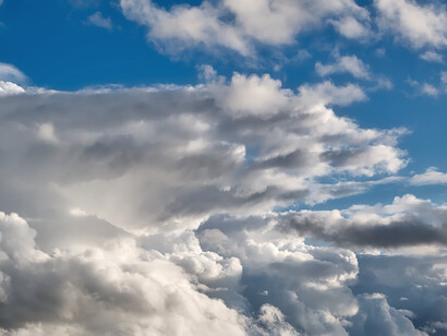 Cielo azzurro con nuvole passeggere