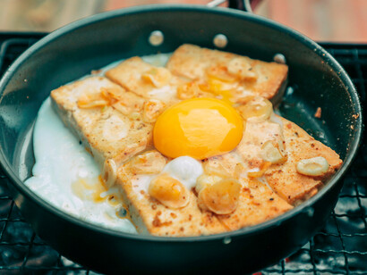 Preparação de comida com alho. Por que motivo se coloca o alho no princípio, e não no fim?