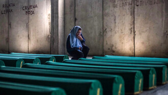Mujer llora en el sepelio de algunas de las víctimas identificadas de la masacre de Srebrenica