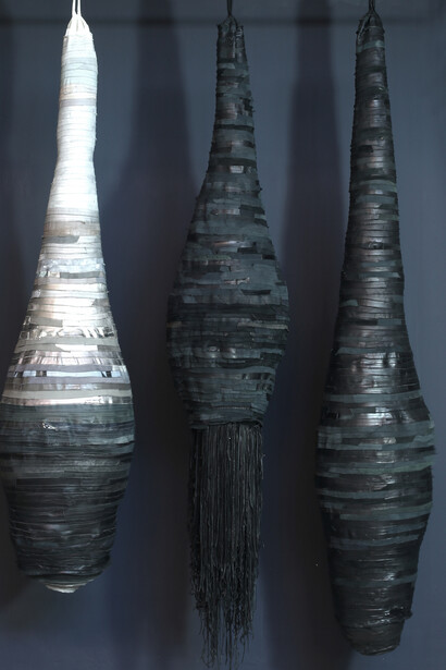 Milena Altini, waiting souls, 2015
pelli di vitello e di agnello, ferro, dimensioni ambientali
dettaglio dell’installazione - courtesy: l’artista
