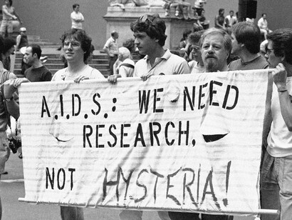 Durante los primeros años de incidencia, el sida se utilizó para estigmatizar al colectivo gay al ser considerado el "cáncer de los homosexuales"