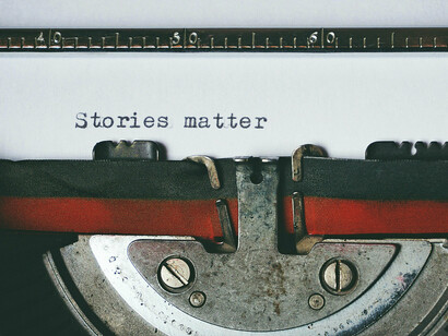 Machine à écrire avec papier indiquant que les histoires sont importantes 