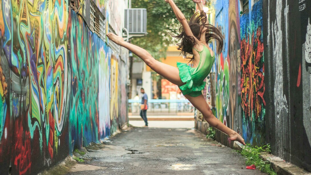 A capacidade humana de ressignificar é uma constante na cultura brasileira, principalmente marcada por um processo de antropofagia cultural (conceito cunhado por Oswald de Andrade, no Manifesto Antropofágico de 1928), que defende a ideia de devorar influências externas, a fim de transformá-las em algo genuinamente nacional. Essa postura, ao mesmo tempo crítica e criativa, está presente no modernismo, nas batalhas de slam, dos ateliês às redes sociais