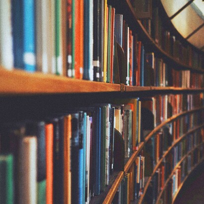 Apollo, colpito dalla freccia d’oro di Eros, si innamora perdutamente della ninfa Dafne, che invece fugge per effetto della freccia di piombo