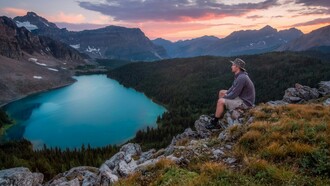 Una persona contemplando el bello paisaje que su esfuerzo le permitió alcanzar