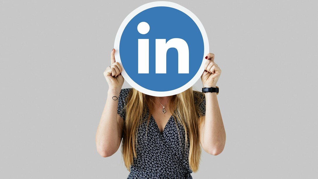 Criar um perfil no LinkedIn é mais do que simplesmente registrar sua experiência profissional. Ele é uma extensão do seu currículo, mas com possibilidades ampliadas, permitindo que você apresente não apenas suas competências técnicas, mas também sua personalidade e objetivos de carreira. A possibilidade de adicionar descrições detalhadas, depoimentos de colegas e projetos específicos transforma o perfil em uma vitrine que pode atrair a atenção de recrutadores e potenciais parceiros de negócios
