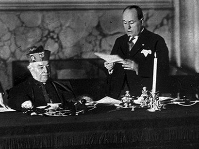 Mussolini y el cardenal Gasparri en nombre del papa Pío XI