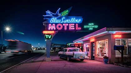 Strada di notte illuminata dalle luci al neon di un Motel, California, Stati Uniti