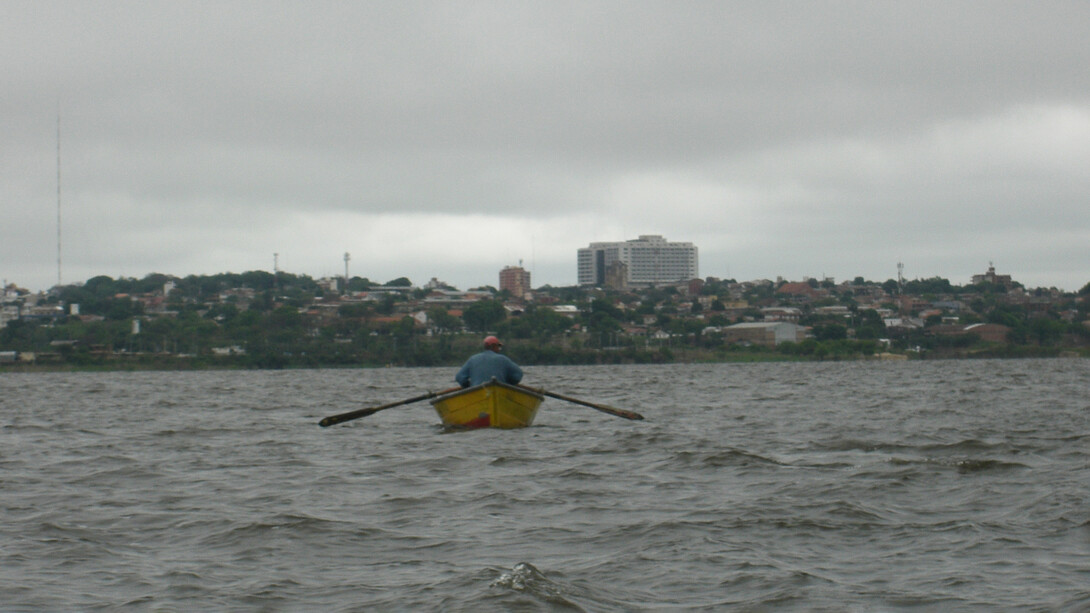 Il fiume Paraguay, arteria vitale del paese. Sullo sfondo, la capitale, Asunción, Paraguay