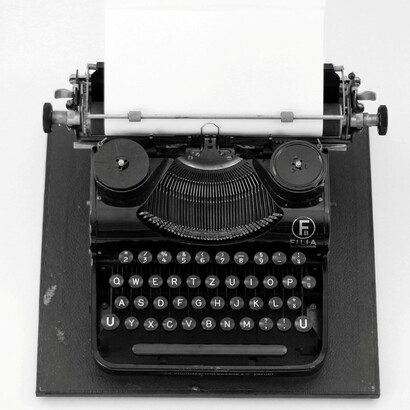 Nel suo stato incompiuto, il romanzo riflette perfettamente il caos e la contraddizione dell’Italia degli anni Settanta