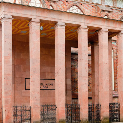 Tumba de Immanuel Kant en la Catedral de Königsberg, monumento de estilo gótico báltico situado en Kaliningrado, Rusia