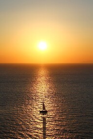 Scambi commerciali e culturali nell'antichità. In questo modo con lo scambio interculturale, necessario supporto all’attività commerciale, il modo di pensare, le storie mitiche e quant’altro, hanno viaggiato insieme alle merci in lungo e in largo nel Mediterraneo e oltre, il che spiega le forti analogie tra le diverse narrazioni nei libri più famosi e antichi delle comunità mondiali