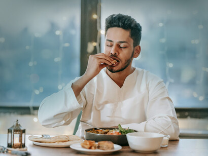 Hombre disfrutando un plato de falafel