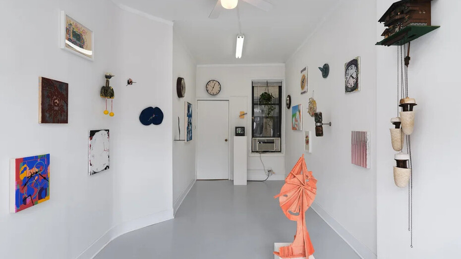 Various artists, Eddysroom, on time, exhibition view. Courtesy of Mrs.