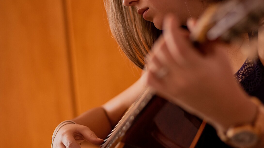 Moça toca violão