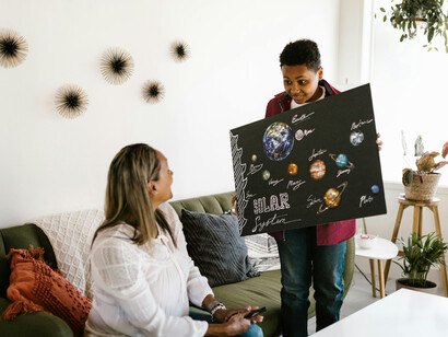 Estudantes engajados demonstram maior retenção de conteúdo e um pensamento crítico mais avançado, ampliando o aprendizado e as habilidades socioemocionais