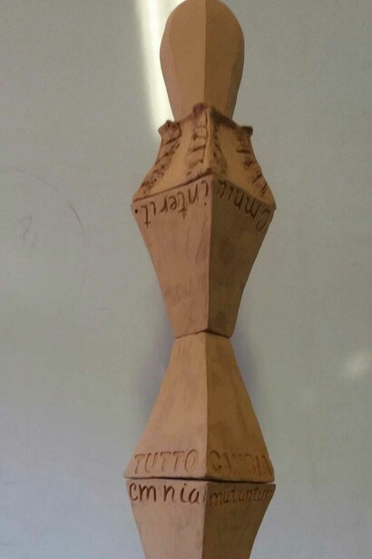 Mihaela Gabriela Croitoru, "Omnia mutantur, nihil interit", terracotta, 210x50x50 cm, particolare