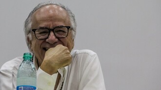 Boaventura de Sousa Santos è famoso per la sua critica dell'universalismo occidentale e la promozione di un "pluriverso" di conoscenze e visioni del mondo, che valorizza le epistemologie del Sud globale