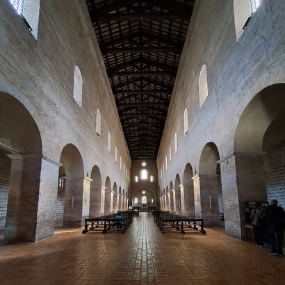 Chiesa dei Santi Vincenzo e Anastasio, interno caratterizzato da massicci pilastri quadrangolari che reggono archi a tutto sesto, ph. Angelica Maria Luciani 