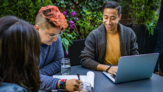 Aprenda a se educar, ouvir ativamente, eliminar preconceitos e apoiar organizações inclusivas para promover diversidade e inclusão na sociedade. Reconheça seus marcadores sociais e seja um aliado ativo no impacto social