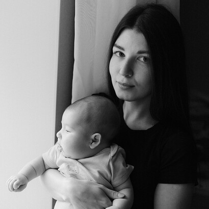 Mulher e bebê. Encontram nas ruas vestígios de atenção pensando por eles que chega a ser amor