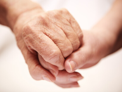 Si bien la enfermedad de Alzheimer presenta síntomas con mayor frecuencia después de los 65 años, la enfermedad de Alzheimer de inicio temprano se observa en aproximadamente el 5% de los casos