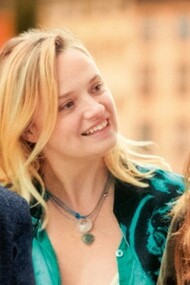 Pelo olhar de Vitor, conhecemos as demais personagens da história, em especial o trio de amigas anunciado pelo título. Blanche, Pauline e Sophie são professoras, mulheres que dividem não apenas a profissão, mas também uma cumplicidade afetiva que ultrapassa o ambiente profissional. A morte de Vitor é um ponto de inflexão e desorganização em suas vidas: Blanche, viúva recente, oscila entre a fidelidade à memória do marido e a possibilidade de um novo afeto; Pauline, a mais racional do grupo, tenta interpretar os acontecimentos como exercícios morais, e aprende a amar o marido à medida que lida com a infidelidade, a sua e a dele; já Sophie, a mais livre e instintiva, deixa-se levar pelo ímpeto das paixões, ainda que isso a conduza a becos sem saída, como ter um caso com o marido de Pauline