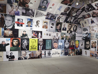 Vista de sala de la exposición Sistema Operativo, de Daniel G. Andújar, con la obra Dirigentes.