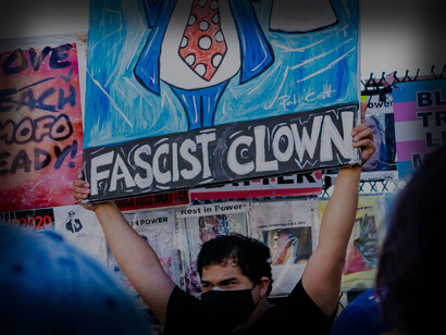 Foto de pessoa segurando um cartaz anti facismo