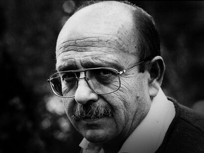 Esta condición de extranjero eterno se traspasa también a la situación lingüística del propio poeta