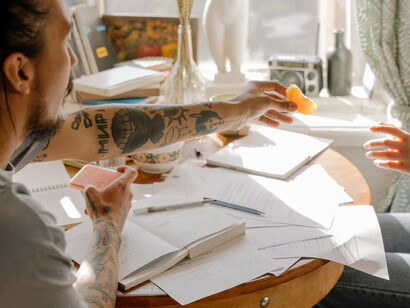 Alunos usam elementos de estudos, comidas, partes da casa e outros objetos para classifá-los em substantivo e adjetivo