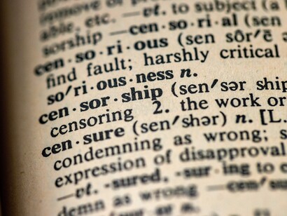 Quando la censura prende piede, ogni voce dissonante viene silenziata, mettendo a rischio la democrazia stessa, che dipende dalla pluralità di opinioni