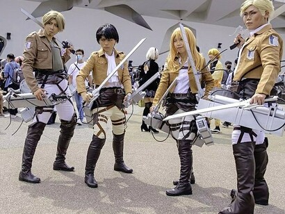 A série explora a dualidade de bem e mal, simbolizada pelas muralhas que separam humanos e titãs