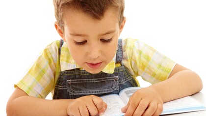Niño aprendiendo a leer