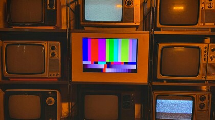 O que merece atenção são as culturas populares que estão envolvidas pela construção do imaginário social a partir das telas, do consumo, e das tecnologias da informação e sua circulação. Devemos salientar que a televisão quando chegou na América Latina trouxe mudanças nas relações sociais